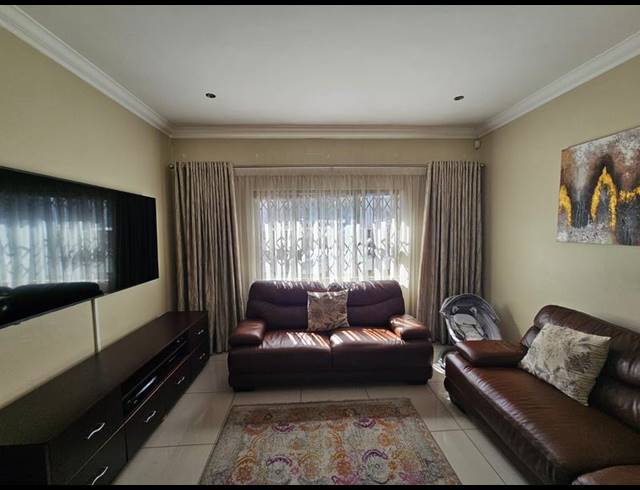 3 BEDROOM HOUSE FOR SALE IN MAYFAIR WEST